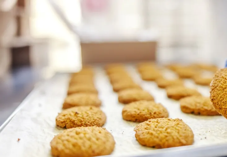 Jak maszyny cukiernicze zmieniają tempo pracy nowoczesnej pracowni?